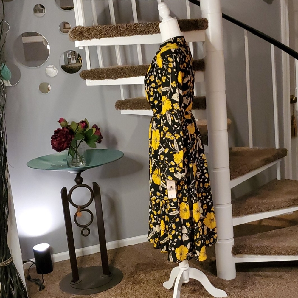 Plus-size Long Sleeved Dress - Picture 4 of 11